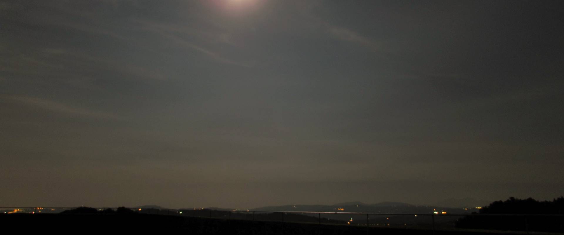Luminosità lunare sulla terrazza della rocca foto di LaraLally19